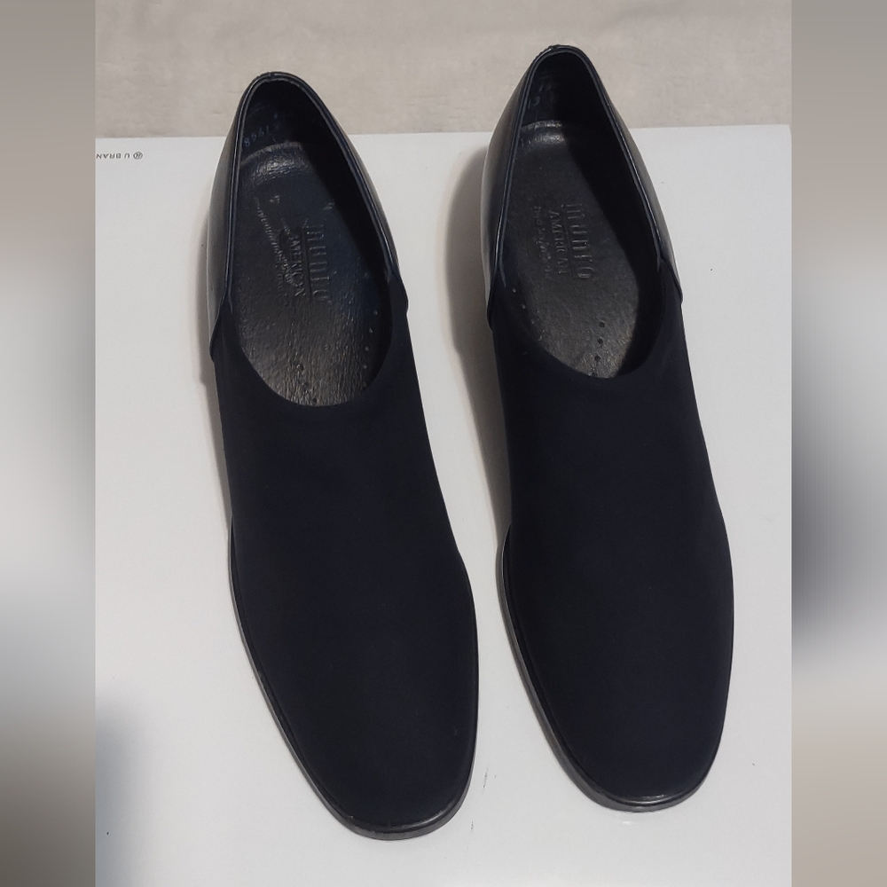Munro Black Loafers 1” heel